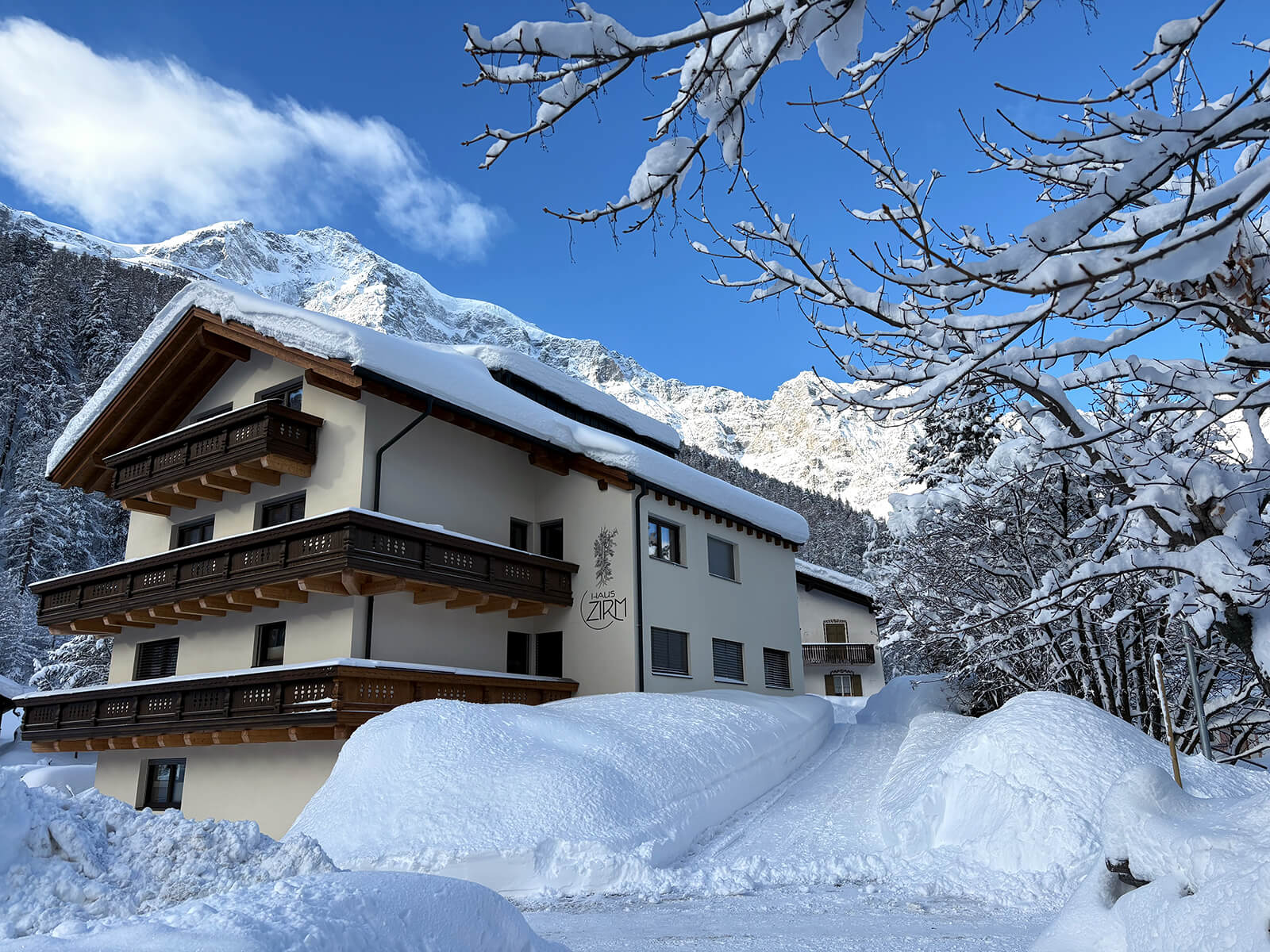 haus-zirm-solda-ortles-neve-inverno